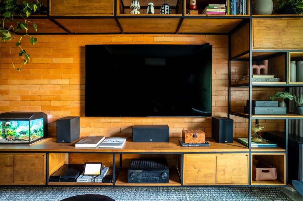 TV na parede ou no rack? Veja como a marcenaria decide o visual final da sala