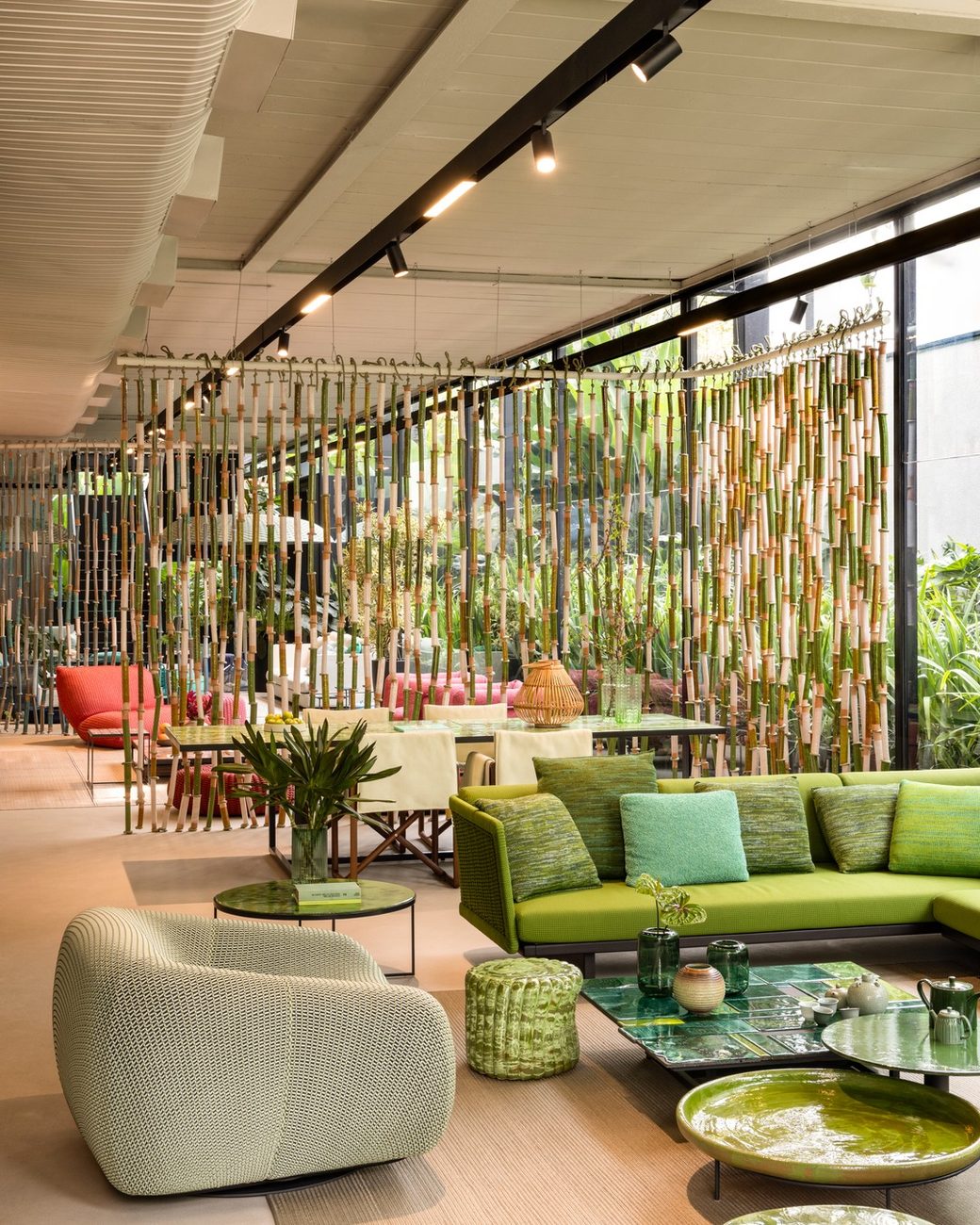Nova loja da Paola Lenti em São Paulo tem 750 m² e fachada verde que remete ao tear da marca italiana