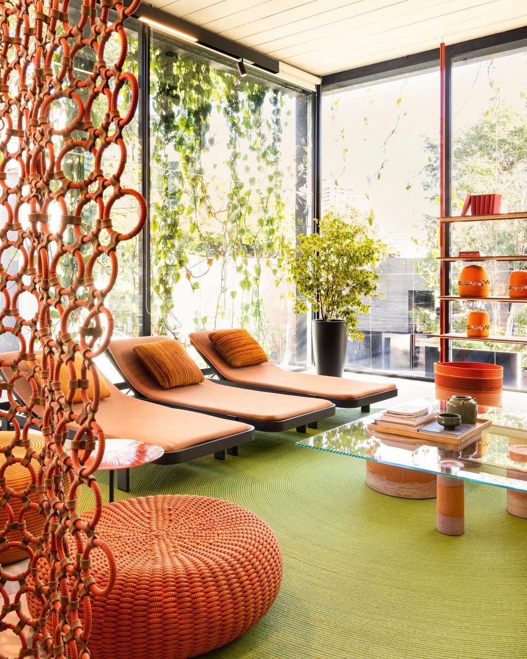 Nova loja da Paola Lenti em São Paulo tem 750 m² e fachada verde que remete ao tear da marca italiana