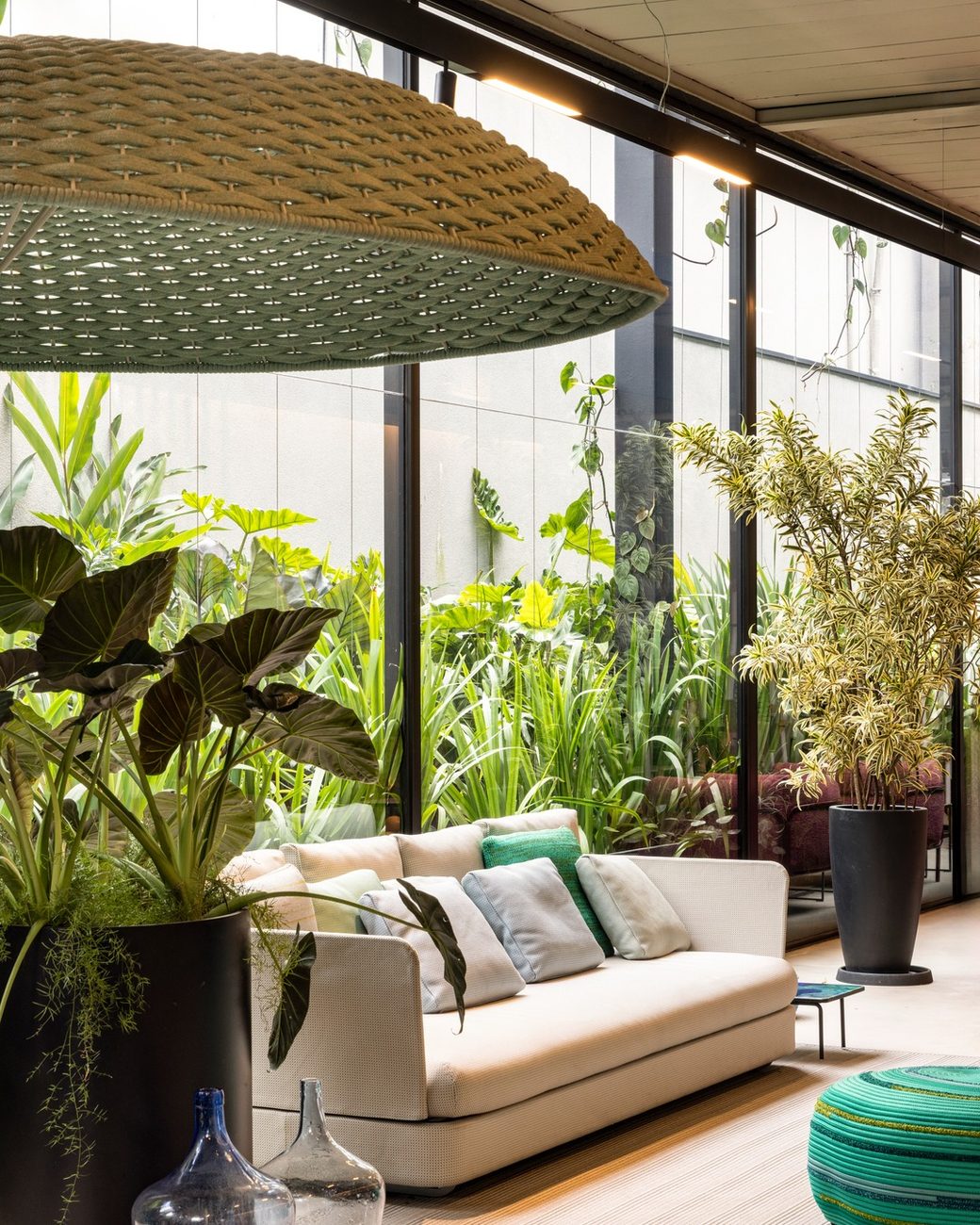 Nova loja da Paola Lenti em São Paulo tem 750 m² e fachada verde que remete ao tear da marca italiana